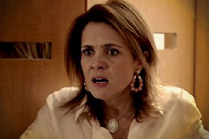 Carminha flagra Max e Nina