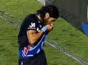 Loco provoca torcida do Fla com beijo no escudo do Bota