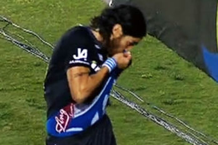 Loco provoca torcida do Fla com beijo no escudo do Bota