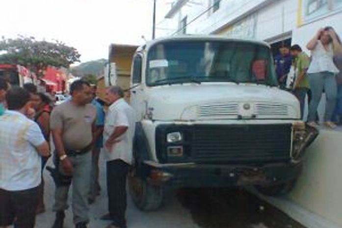Caçamba da prefeitura de Inhapi perde freio e mata gari esmagado