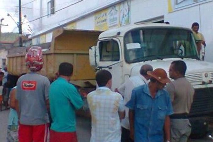 Caçamba da prefeitura de Inhapi perde freio e mata gari esmagado