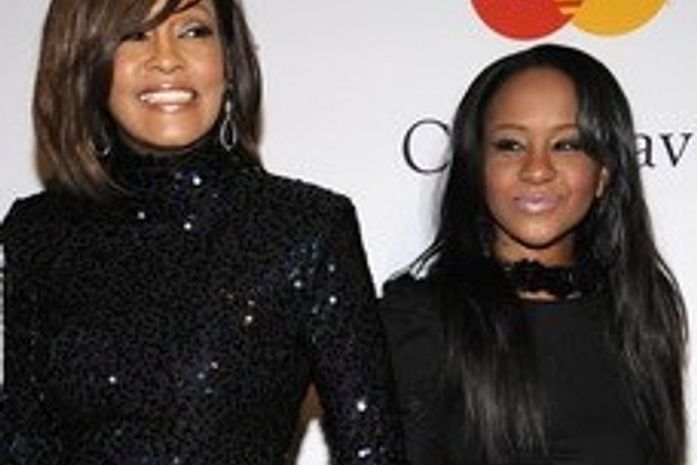 No dia do aniversário da mãe, filha de Whitney diz no Twitter: 'Saudade'