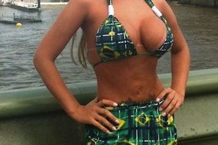 Andressa Urach anda de biquíni e barriga de fora pelas ruas de Londres