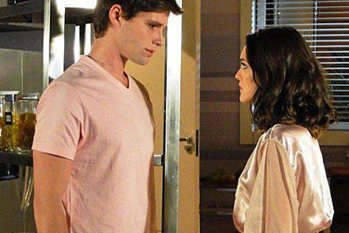 Totalmente apaixonado Conrado pede uma chance para Cida