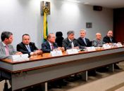 Renan (5º à esquerda) defende papel do MP em atuar nas investigações criminais
