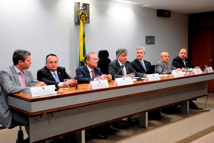 Renan (5º à esquerda) defende papel do MP em atuar nas investigações criminais