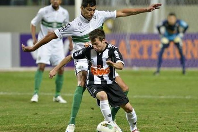 Atlético-MG vence Coritiba e retoma liderança