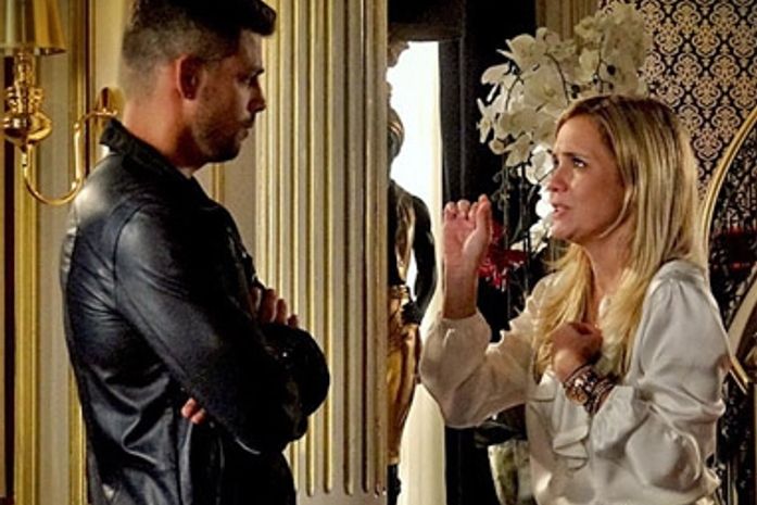 Carminha dá garrafada em Nina, é xingada por Jorginho e linchada