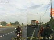 Casal é flagrado fazendo sexo sobre moto em movimento
