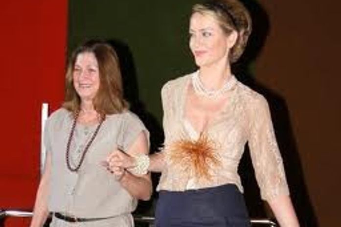Empresária da moda Marcia Souto Maior e a modelo vestido da Mythos