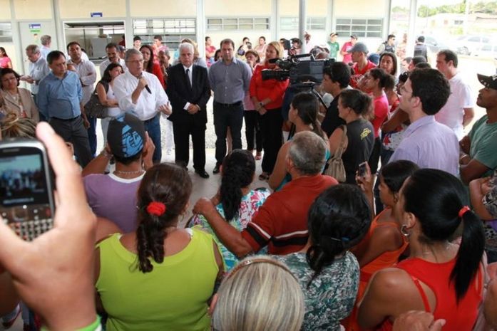 Governador entrega casas