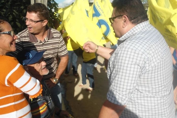 Alves Corrreia no bairro do Planalto fazendo alegria do povo