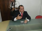 Deputado Ronaldo Medeiros durante coletiva 