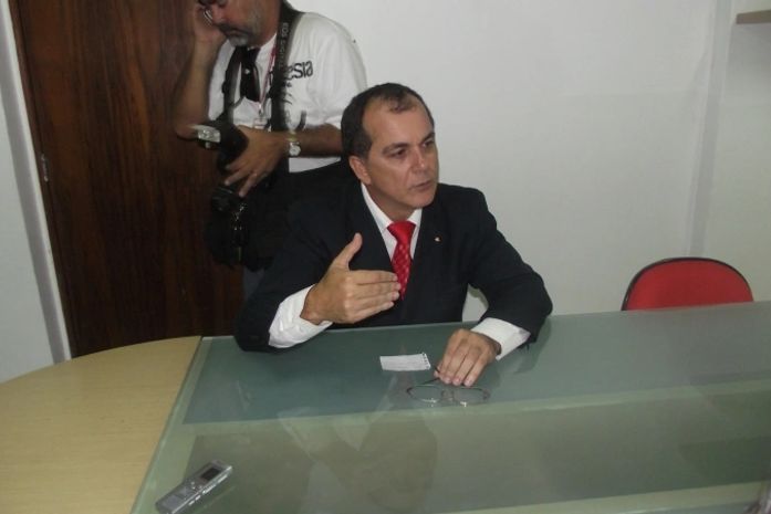 Deputado Ronaldo Medeiros durante coletiva