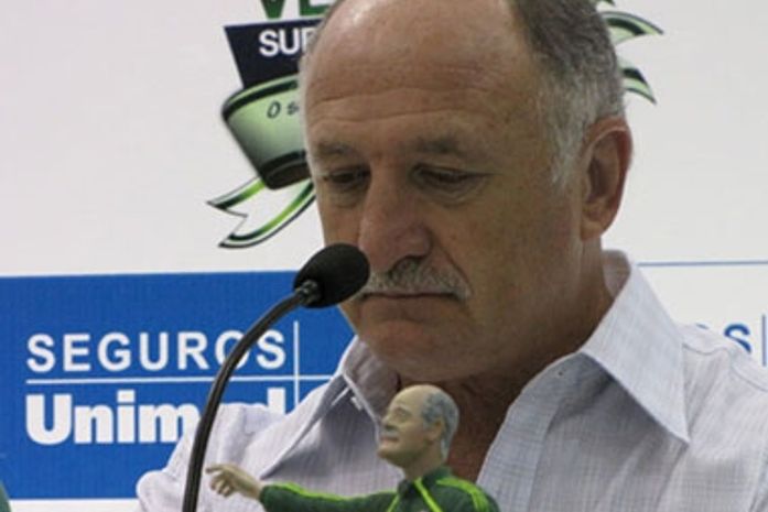 Felipão é punido com dois jogos de suspensão