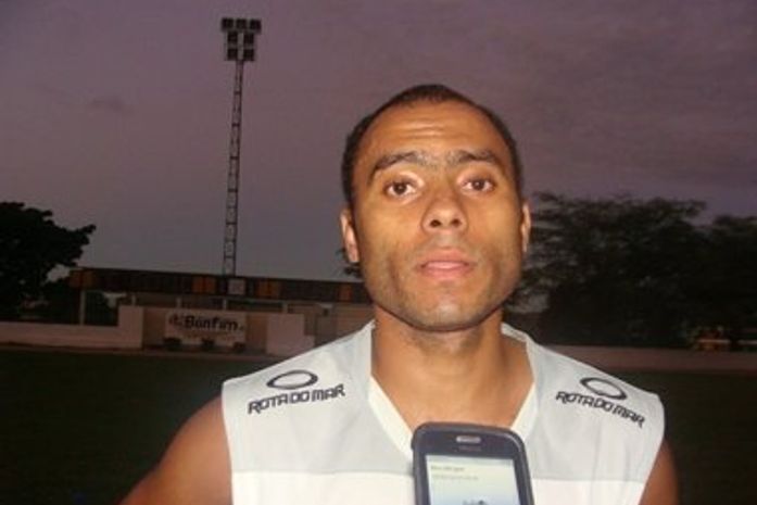 Volante do Feirense prega cautela contra o CSA