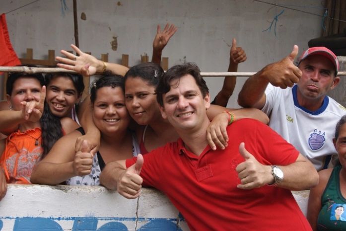 Marcelo Beltrão sendo recepcionado por populares em visita as residências