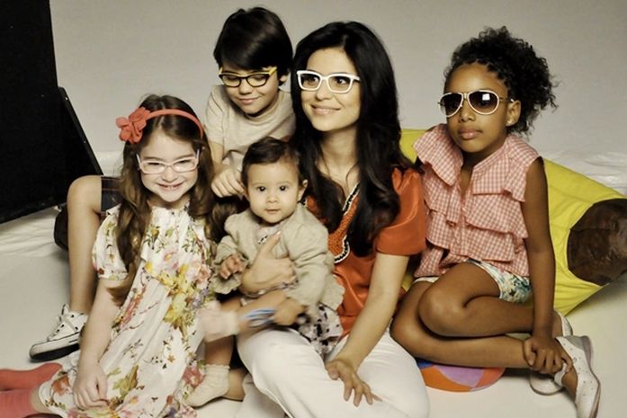 Cantora Alinne Barros lança linha de óculos infantis