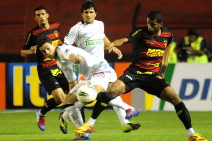 Figueirense se aproveita de crise do Sport e quebra longo jejum