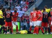 Árbitro desmaia após agressão de Luisão e cancela amistoso do Benfica