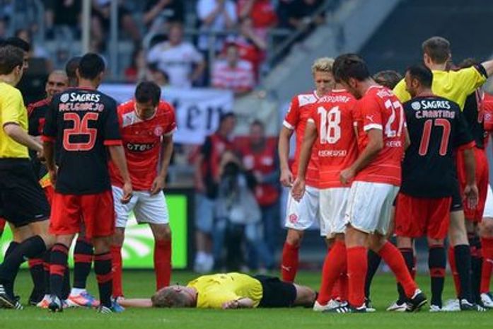 Árbitro desmaia após agressão de Luisão e cancela amistoso do Benfica
