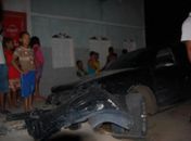 Motorista perde controle do carro e bate na porta de uma Igreja