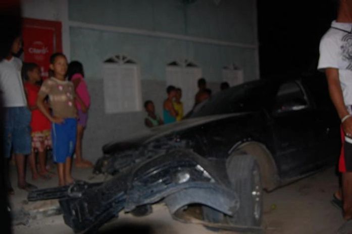 Motorista perde controle do carro e bate na porta de uma Igreja