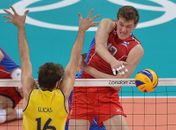 Seleção masculina de vôlei desperdiça match point, leva virada e fica com a prata