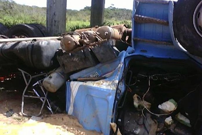 Carreta caiu de ponte e ficou completamente destruída