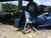 Carreta caiu de ponte e ficou completamente destruída