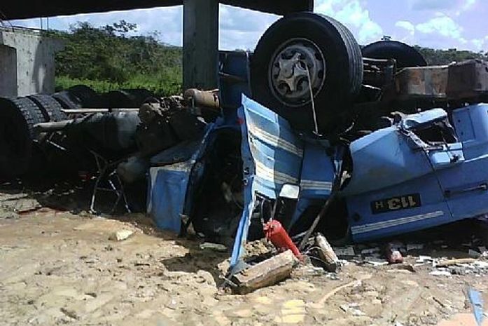Carreta caiu de ponte e ficou completamente destruída