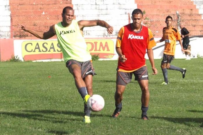 Aloísio em treino do CRB.