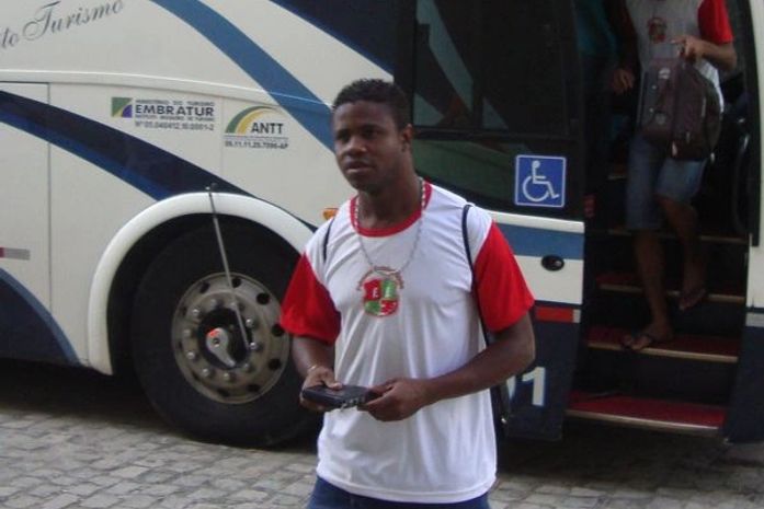 Chegada dos jogadores do Feirense no Rei Pelé