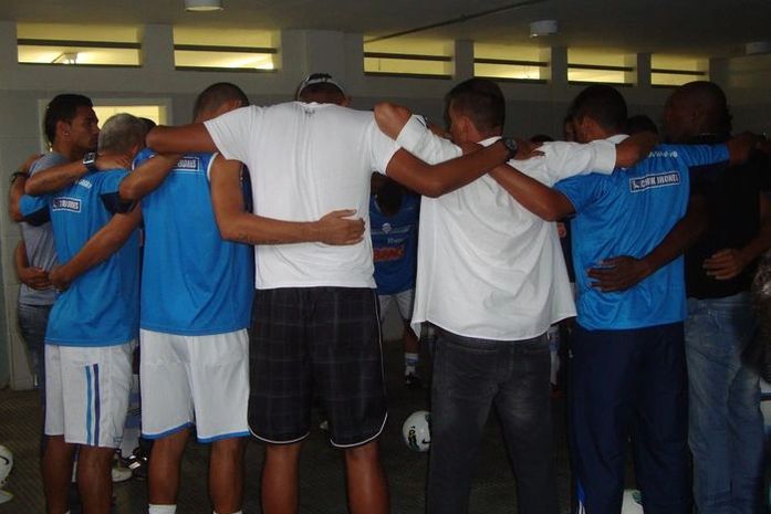 Momento de união dos jogadores do CSA antes da partida