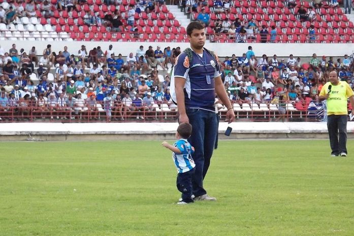 No dia dos pais, pequeno azulino com o pai