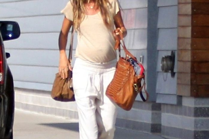 Gisele Bündchen exibe barrigão em Boston