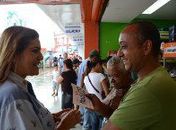 Nadja no Mercado da Produção conversando com os feirantes.