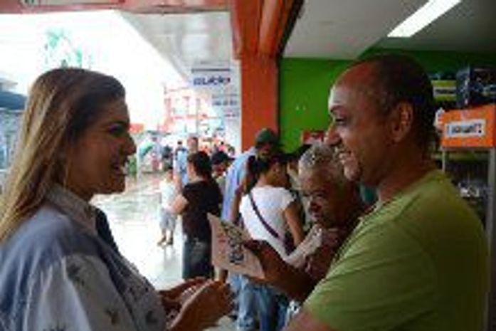 Nadja no Mercado da Produção conversando com os feirantes.