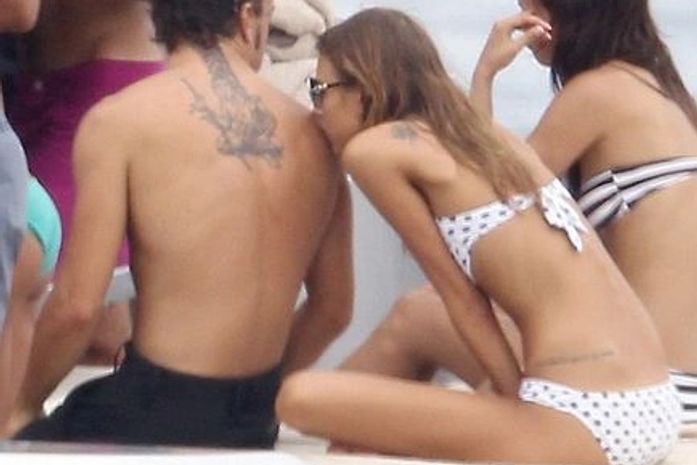 Alonso curte férias da Fórmula 1 com namorada nova