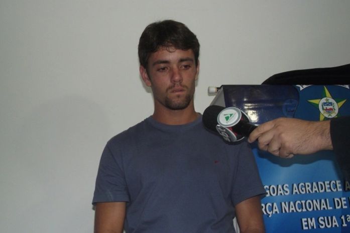 Klinger Pinheiro durante coletiva na delegacia de Homicídio