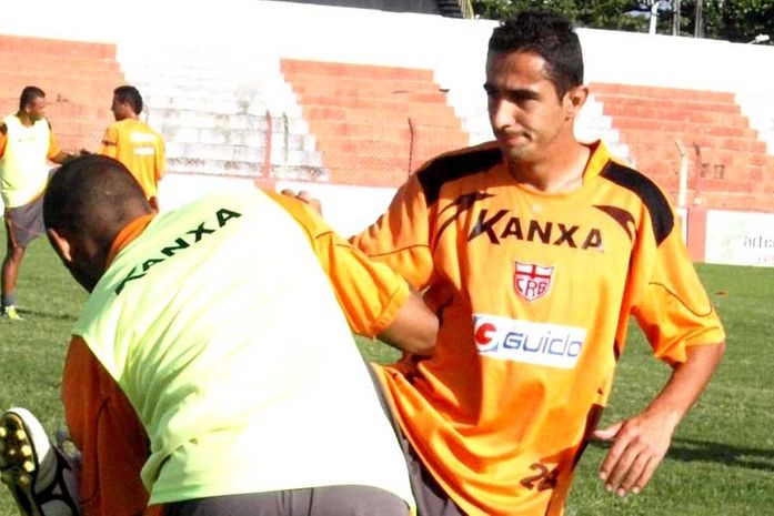 Regularizado, volante Mineiro poderá estrear pelo CRB.