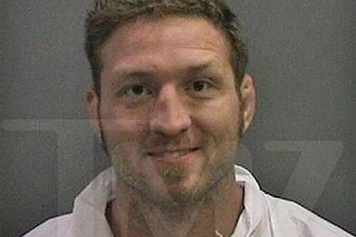 Ex-lutador do UFC é preso após invadir igreja e depredá-la pelado no EUA