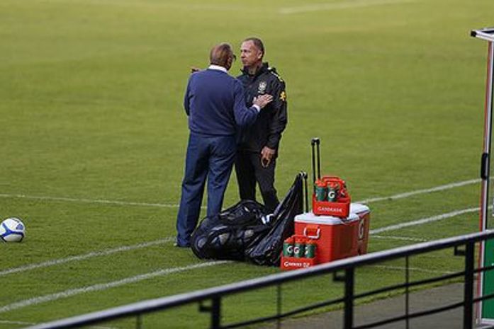 CBF defende e garante Mano por mais quatro jogos na seleção