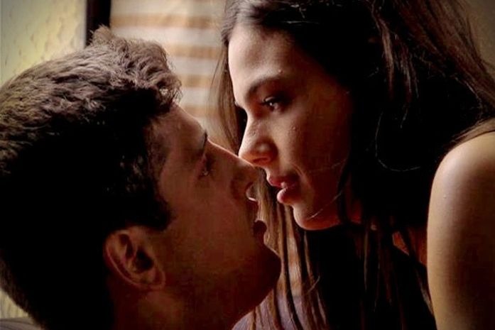 Suelen parte para cima e consegue seduzir Roni