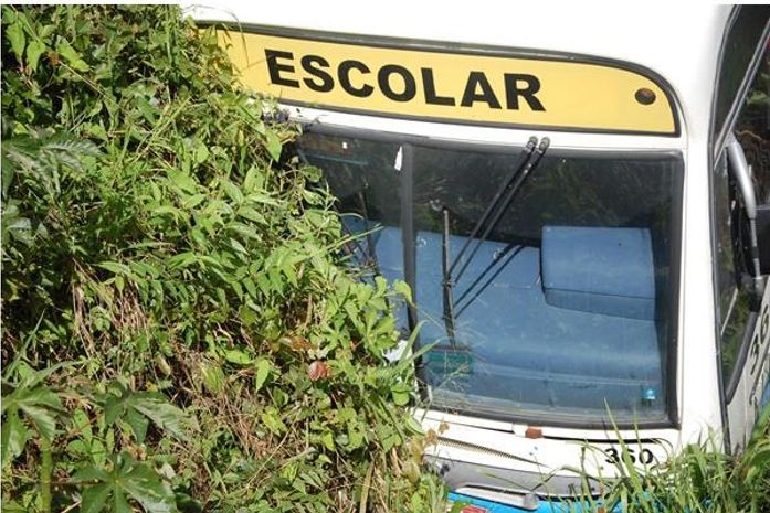 Veículo colidiu em um barranco