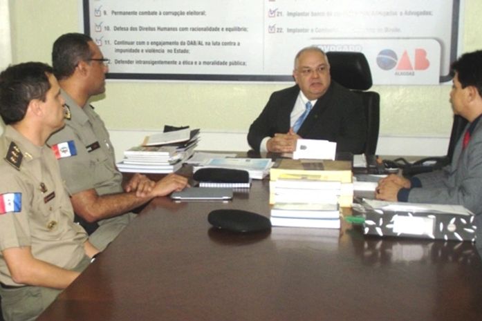 Pres. OAB, Omar Coelho (ao centro), Gilberto Irineu (esq), Coronel Dimas Barros e Subcomandante Mário Hora (à dir)