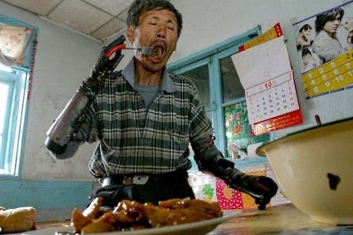 Chinês sem grana para próteses passa oito anos construindo braços de metal