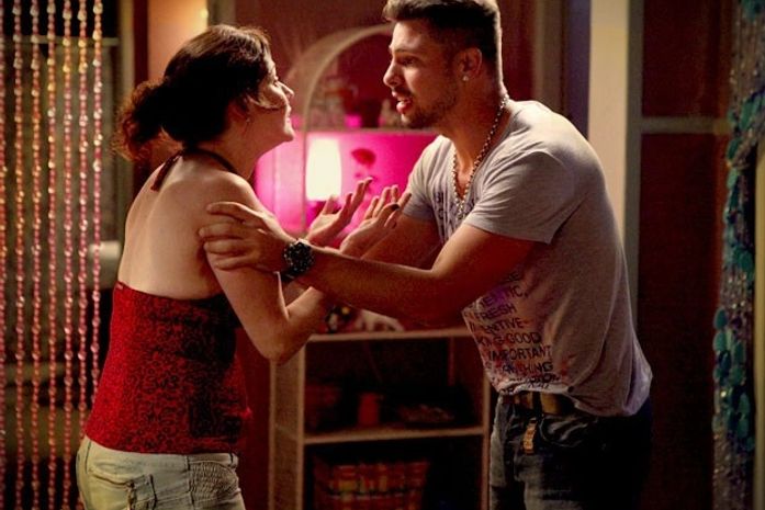 Neide conta para Jorginho que Max é seu pai