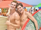Felipe Dylon ensina namorado de ex-BBB a surfar na Praia do Francês