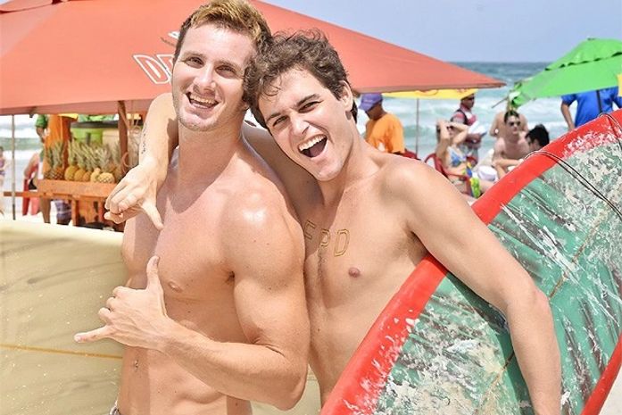 Felipe Dylon ensina namorado de ex-BBB a surfar na Praia do Francês